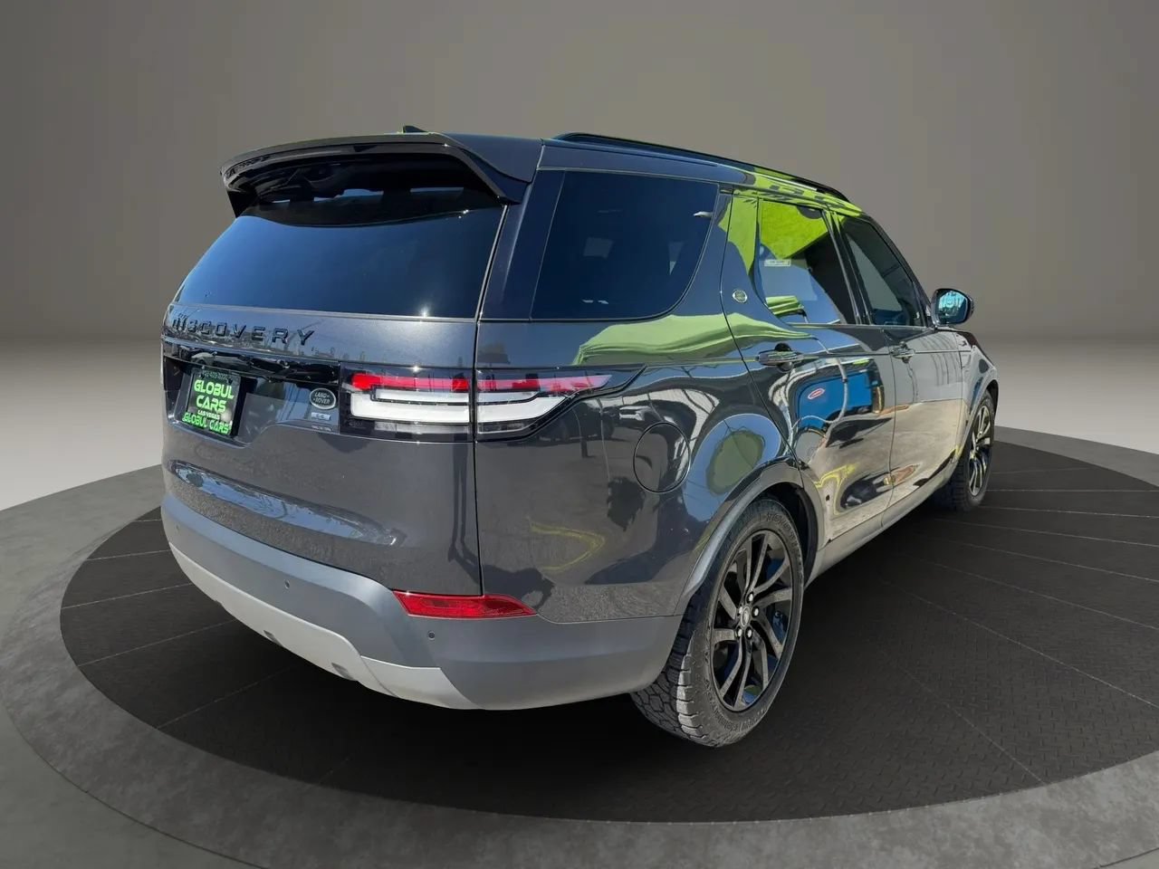 Used 2017 Land Rover Discovery SE AWD/4WD image 4