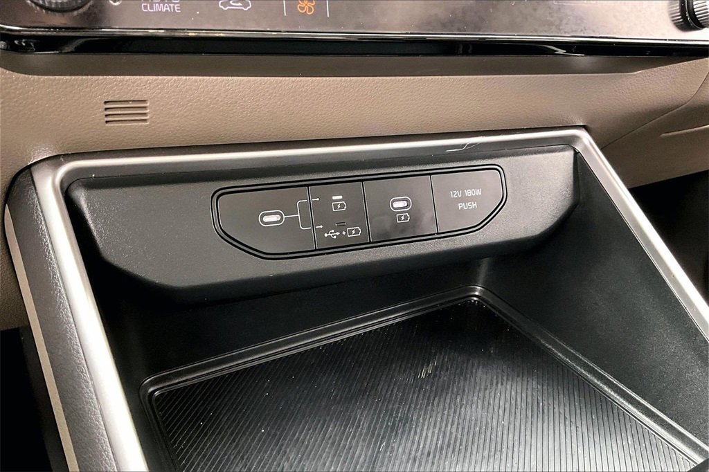 Used 2025 Kia Carnival image 33