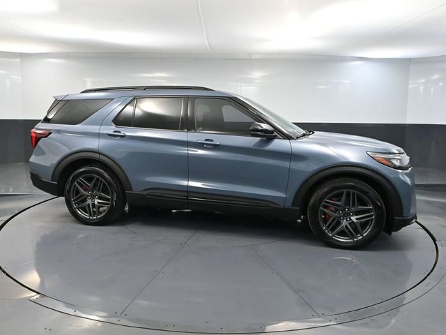 Used 2025 Ford Explorer ST image 4