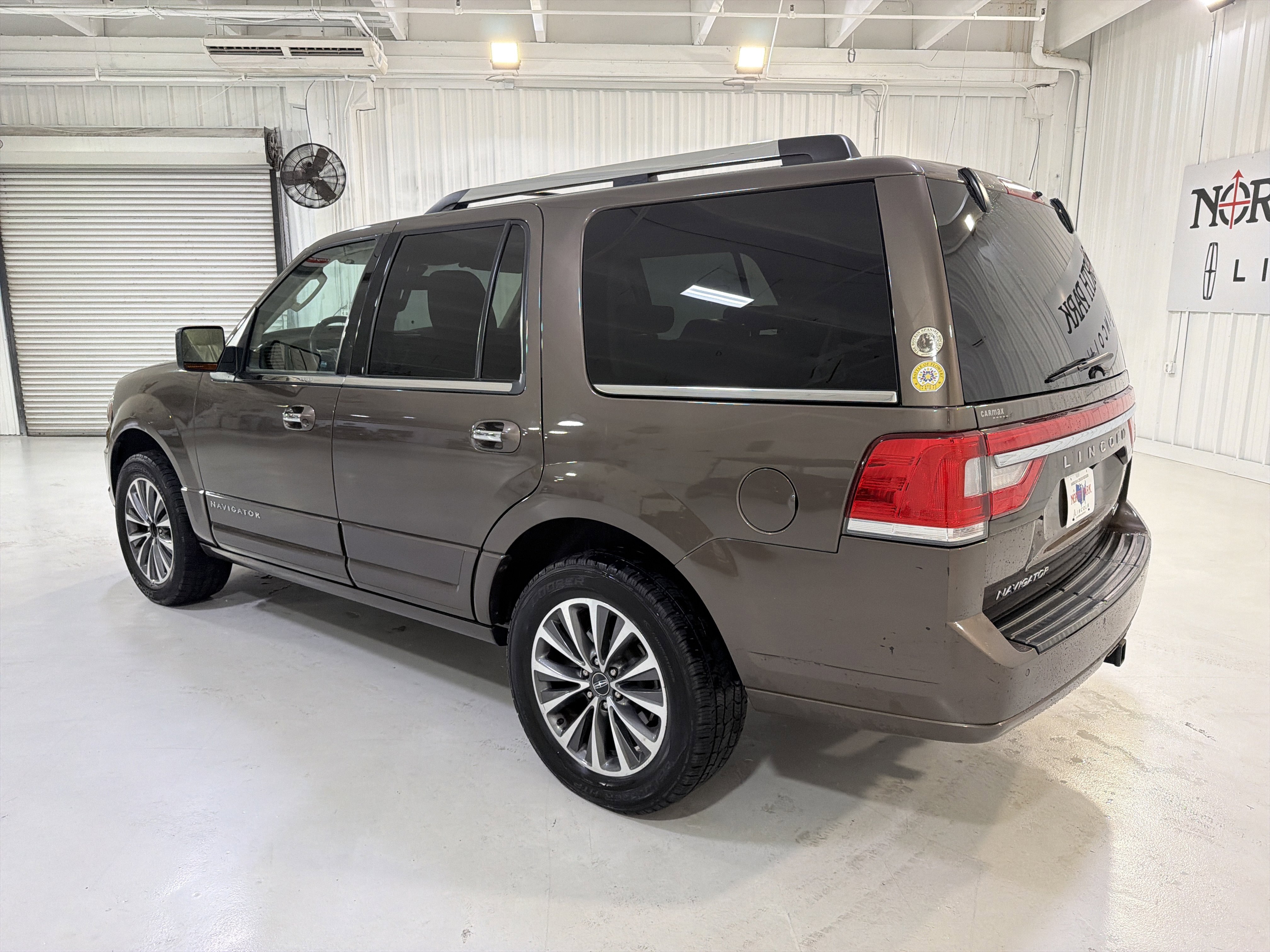 Used 2015 Lincoln Navigator 2WD image 3