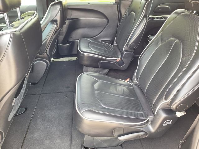 Used 2025 Chrysler Pacifica Limited image 35