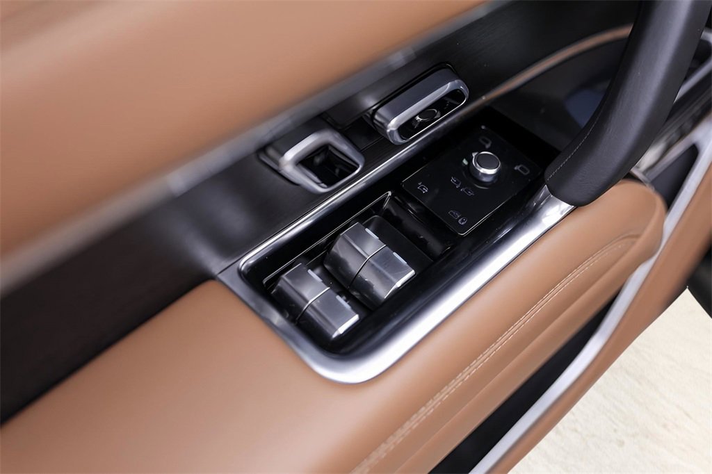 Used 2024 Land Rover Range Rover Long Wheelbase SE image 28