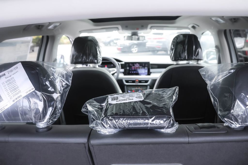 Used 2025 Volkswagen Taos SE image 28