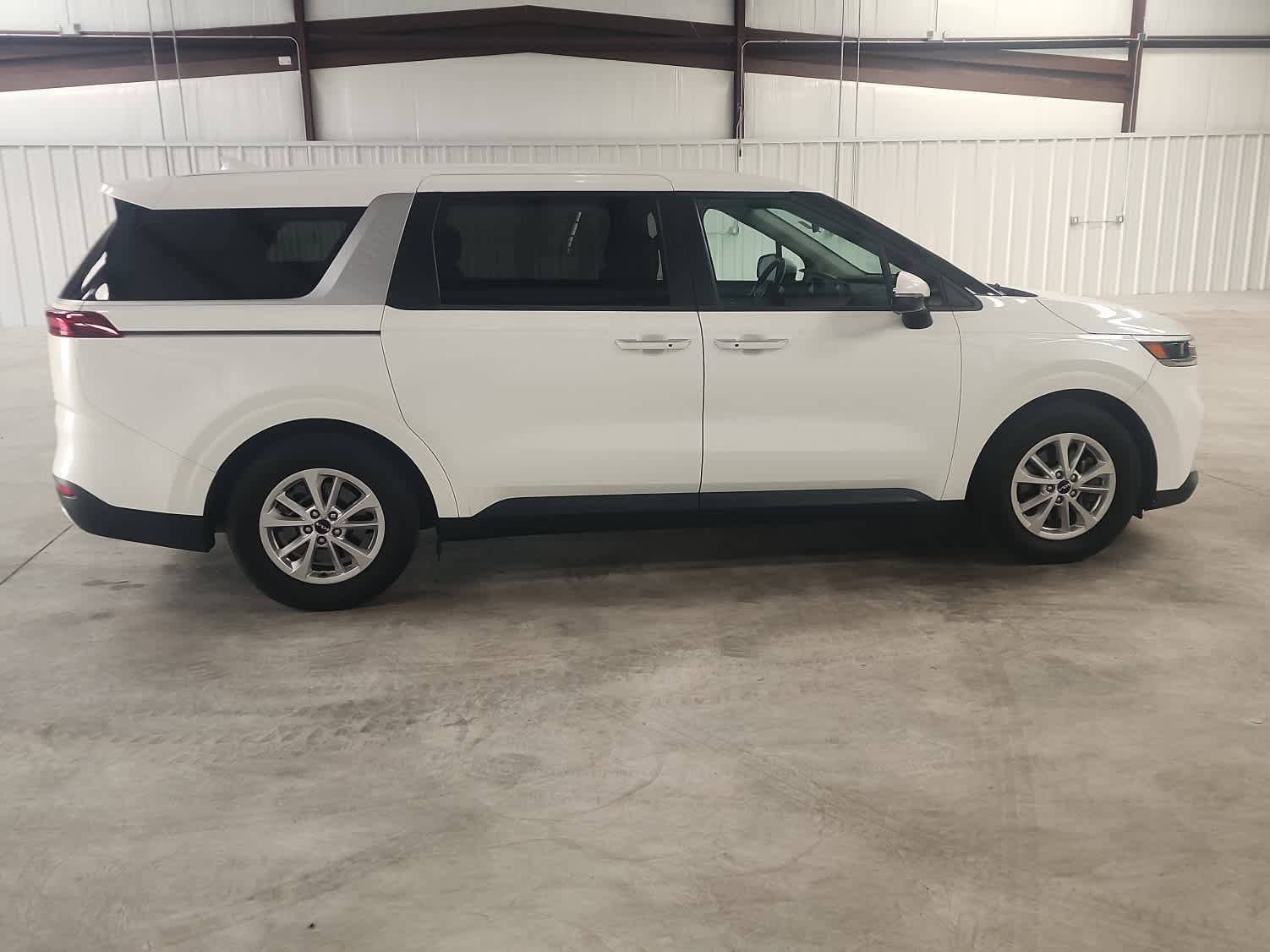 Used 2024 Kia Carnival LX FWD image 6