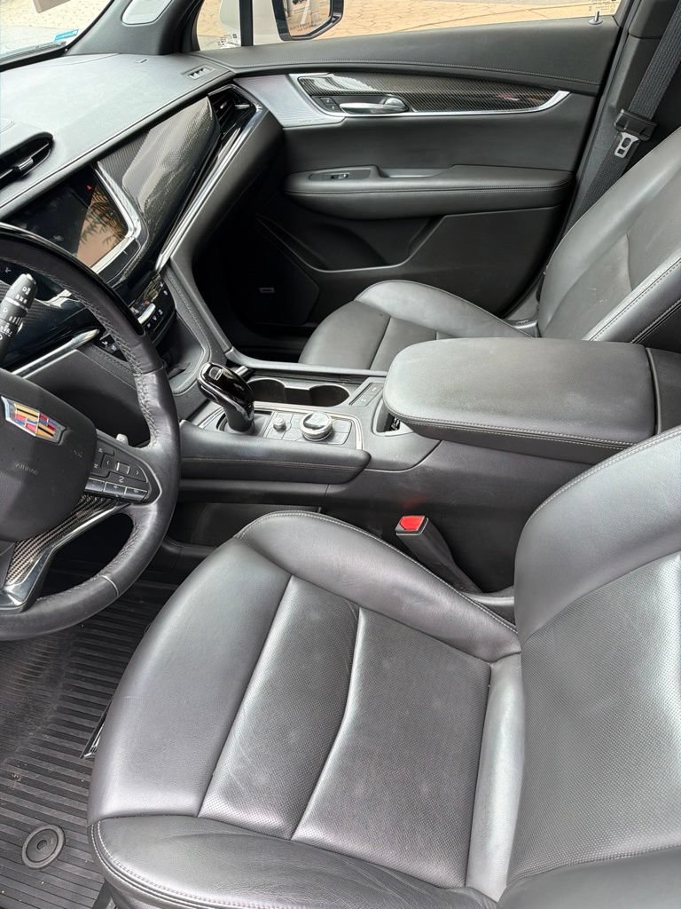 Used 2023 Cadillac XT6 Sport w/ LPO, ONYX Package AWD/4WD image 3