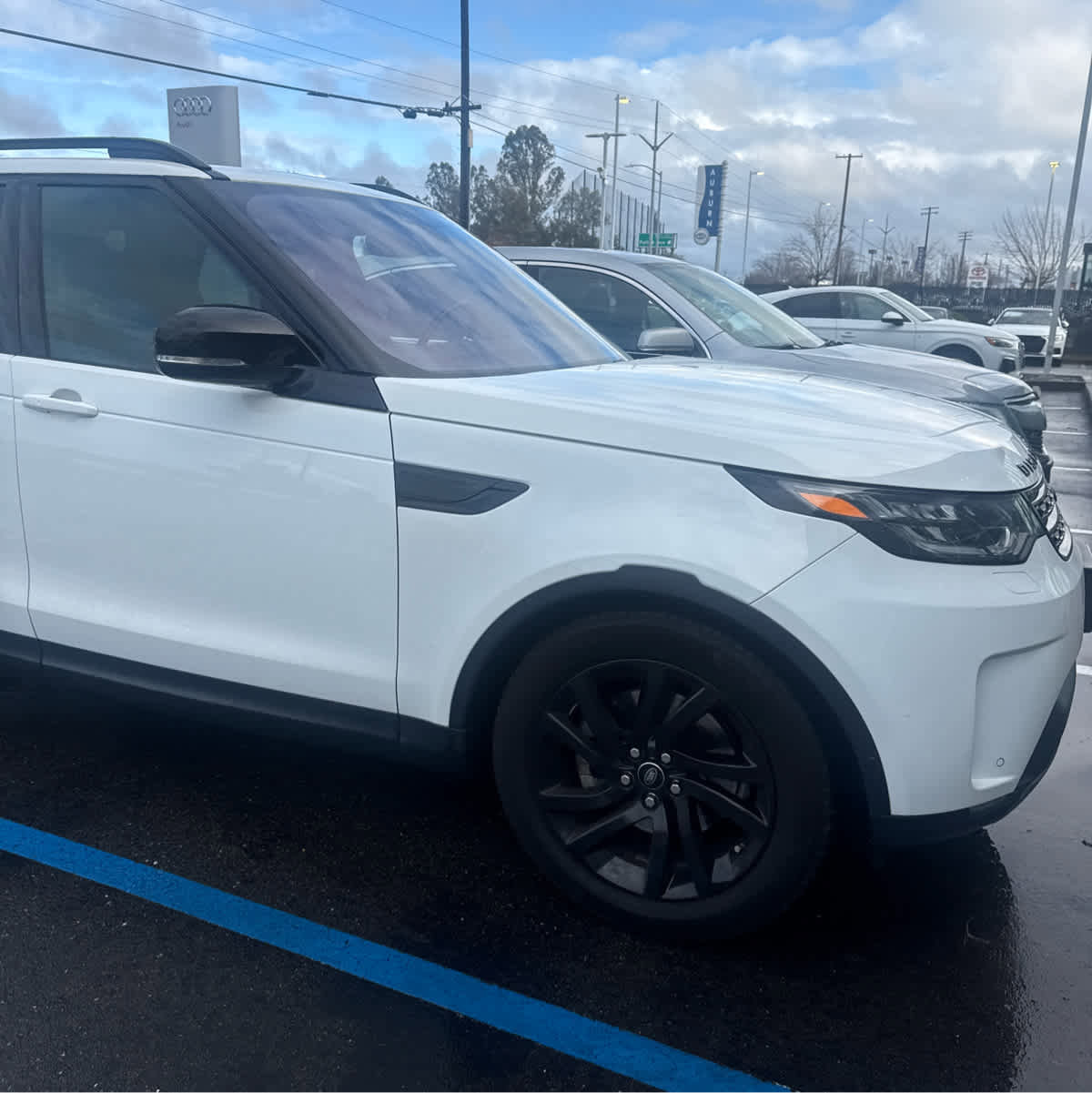 Used 2019 Land Rover Discovery HSE image 10