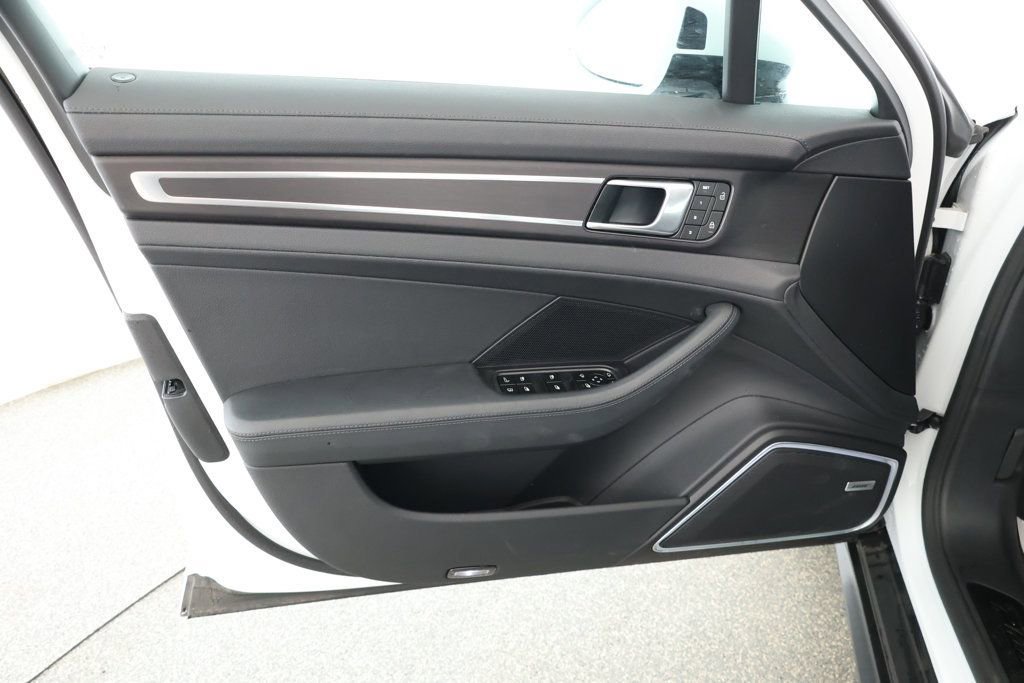 Used 2023 Porsche Panamera 4 Platinum Edition image 9