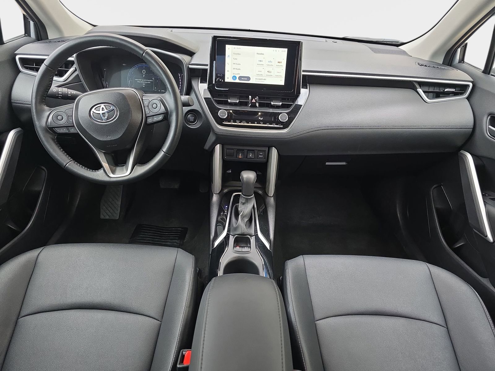 Used 2025 Toyota Corolla Cross XLE image 10