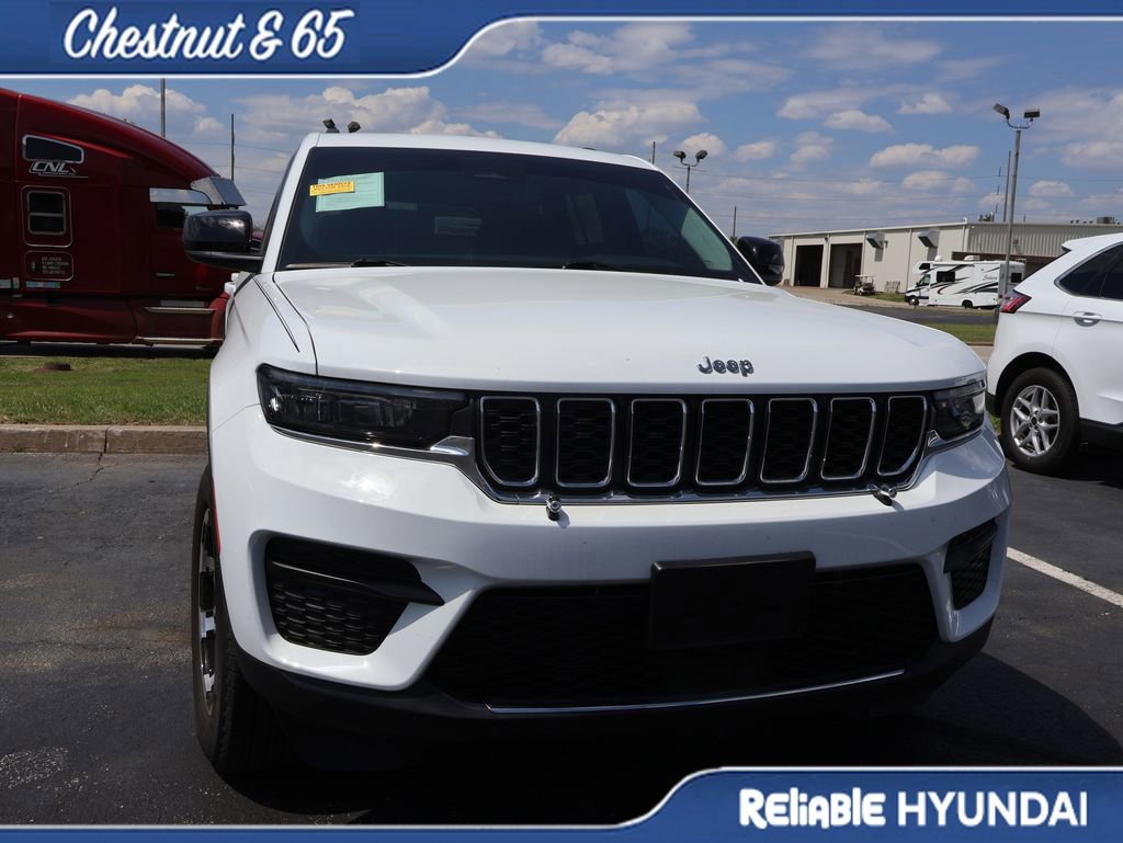 Used 2023 Jeep Grand Cherokee Laredo X image 3
