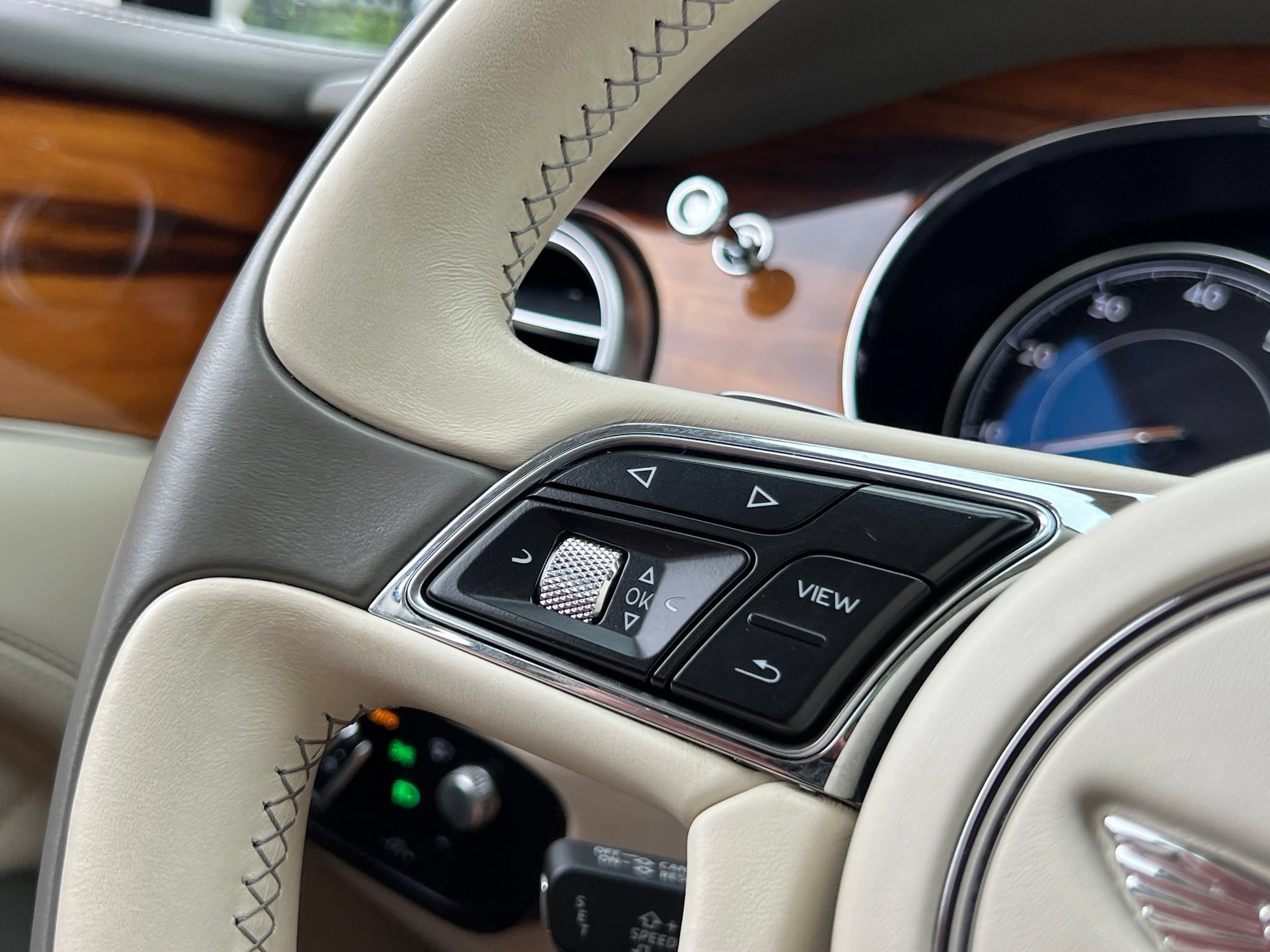 Used 2018 Bentley Bentayga AWD/4WD image 26