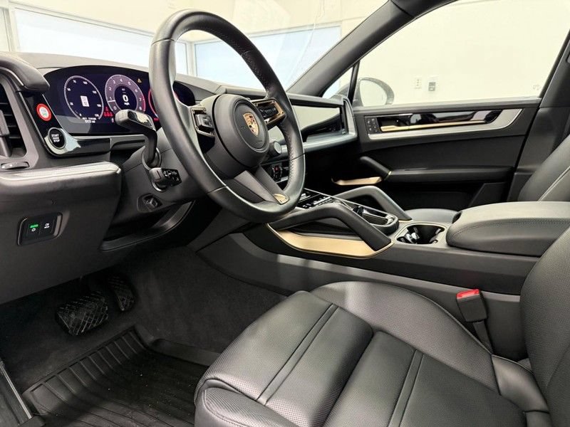 Certified 2025 Porsche Cayenne AWD/4WD image 4