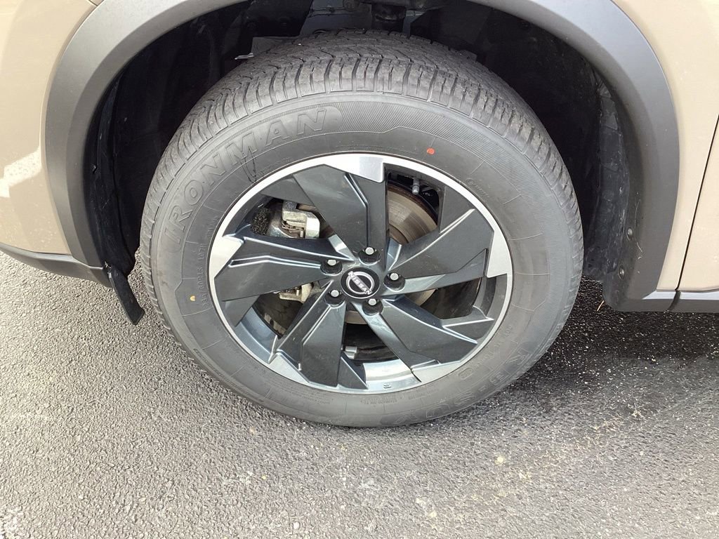 Used 2024 Nissan Rogue SV image 32