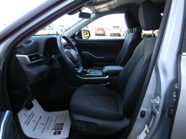 Used 2022 Toyota Highlander LE AWD/4WD image 17