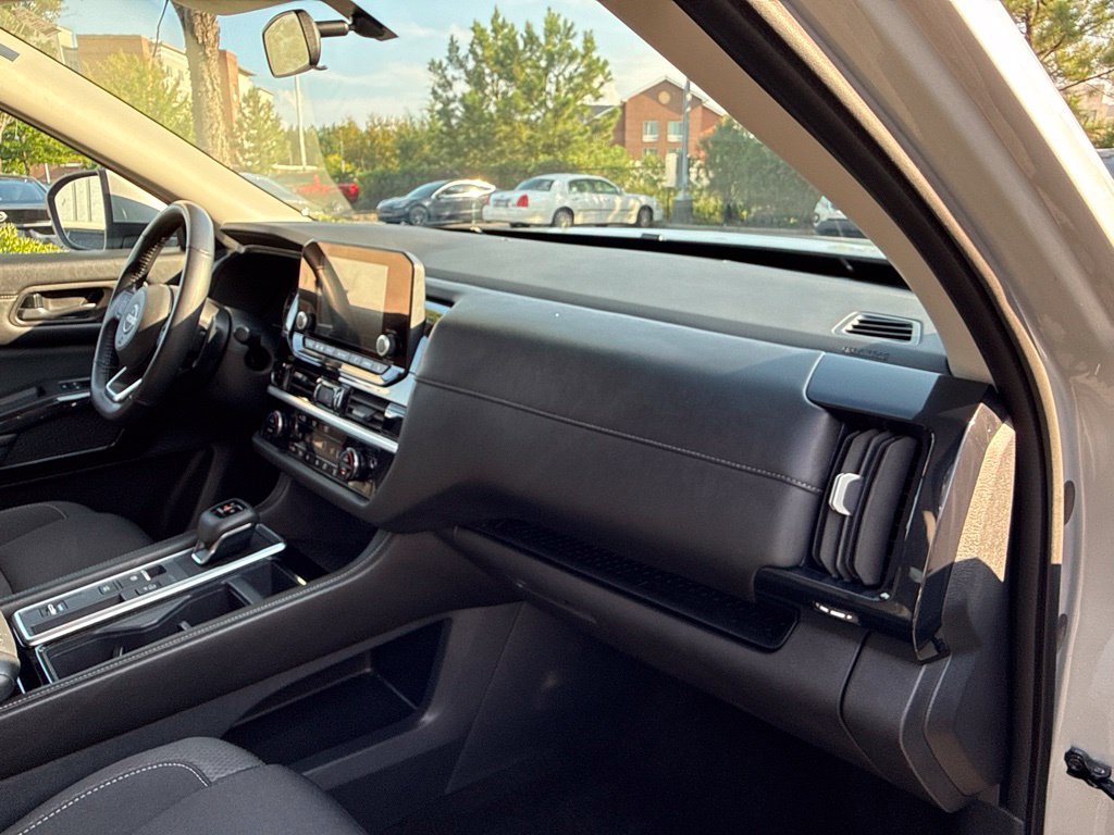 Used 2025 Nissan Pathfinder SV FWD image 41