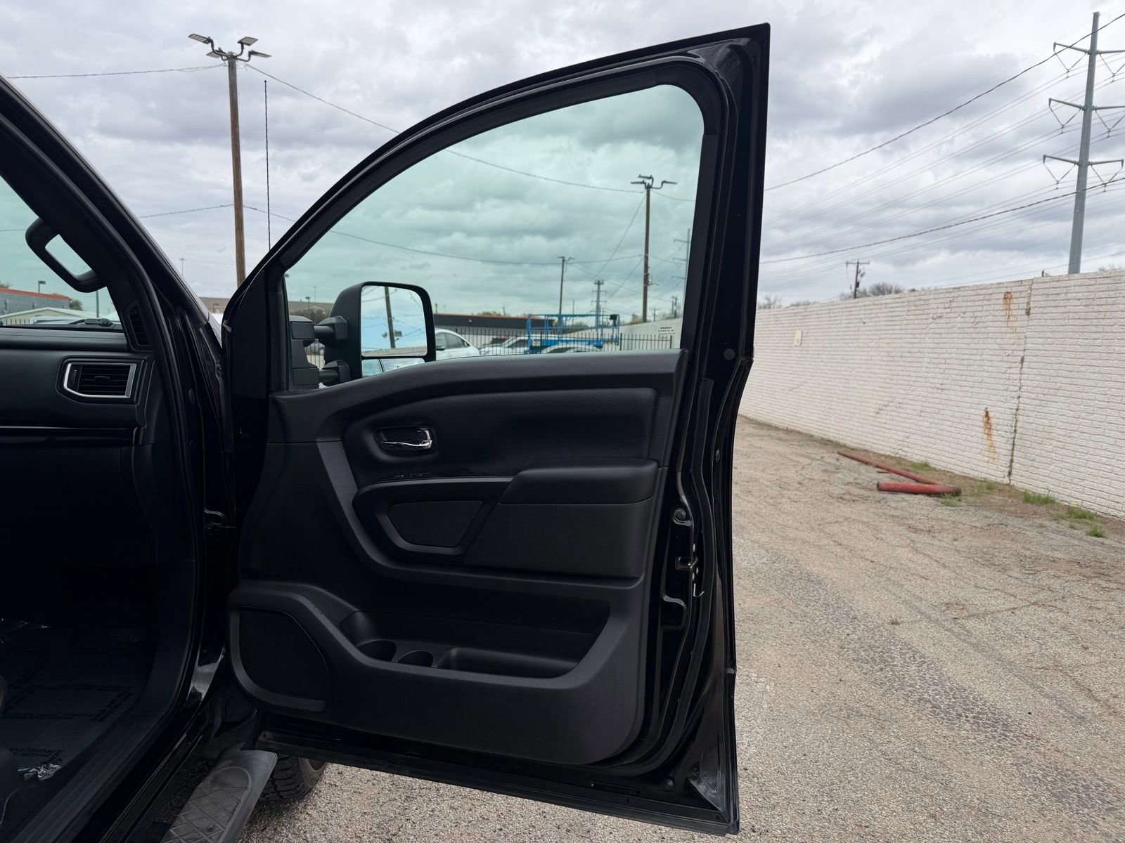 Used 2018 Nissan Titan SV w/ SV Convenience Package AWD/4WD image 24