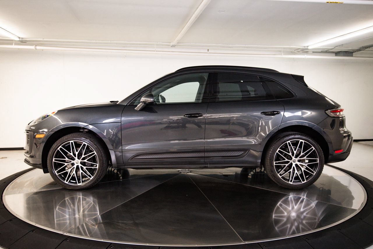 Certified 2022 Porsche Macan AWD/4WD image 2