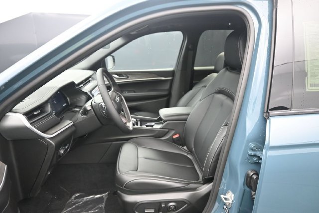 New 2027 Jeep Grand Cherokee Limited w/ Limited Altitude Package AWD/4WD image 18