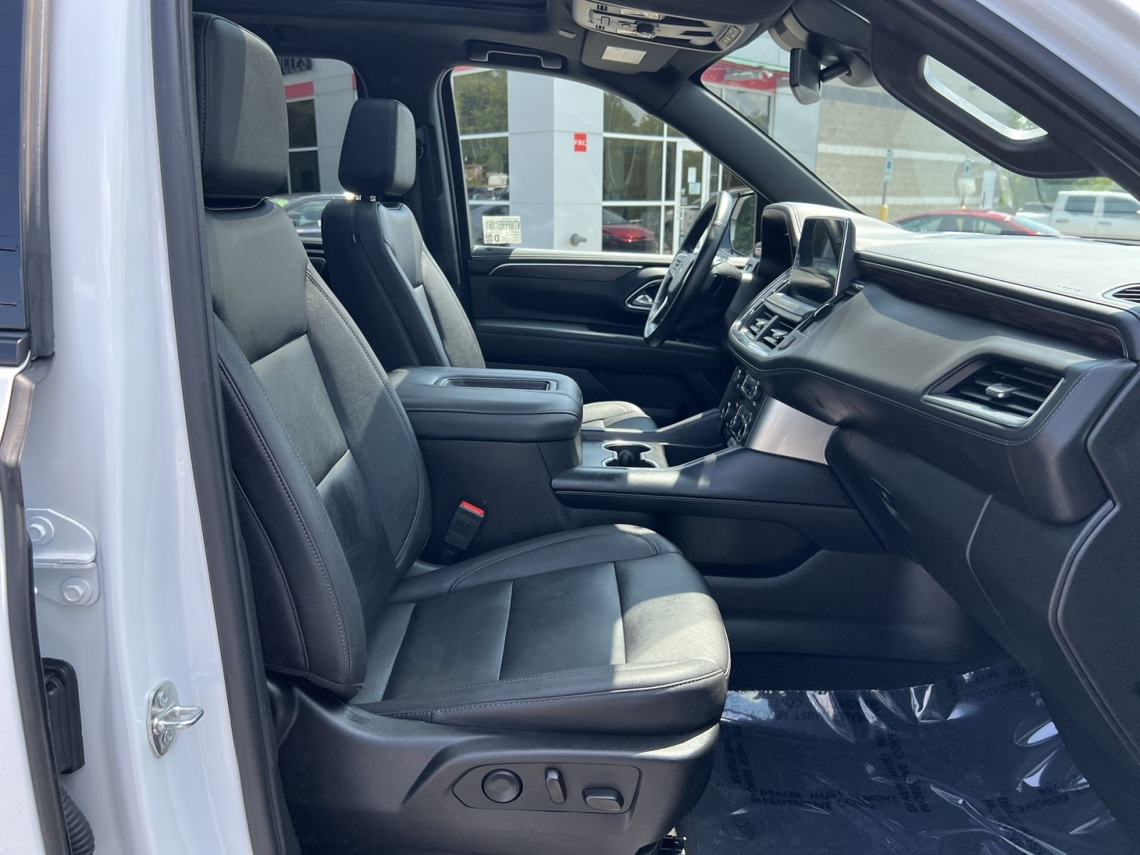 Used 2023 Chevrolet Tahoe Z71 w/ Luxury Package AWD/4WD image 28