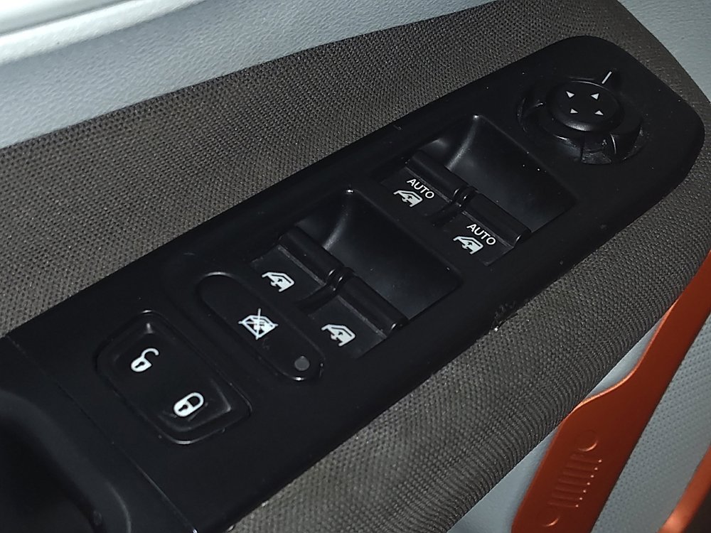 Used 2015 Jeep Renegade Latitude FWD image 27