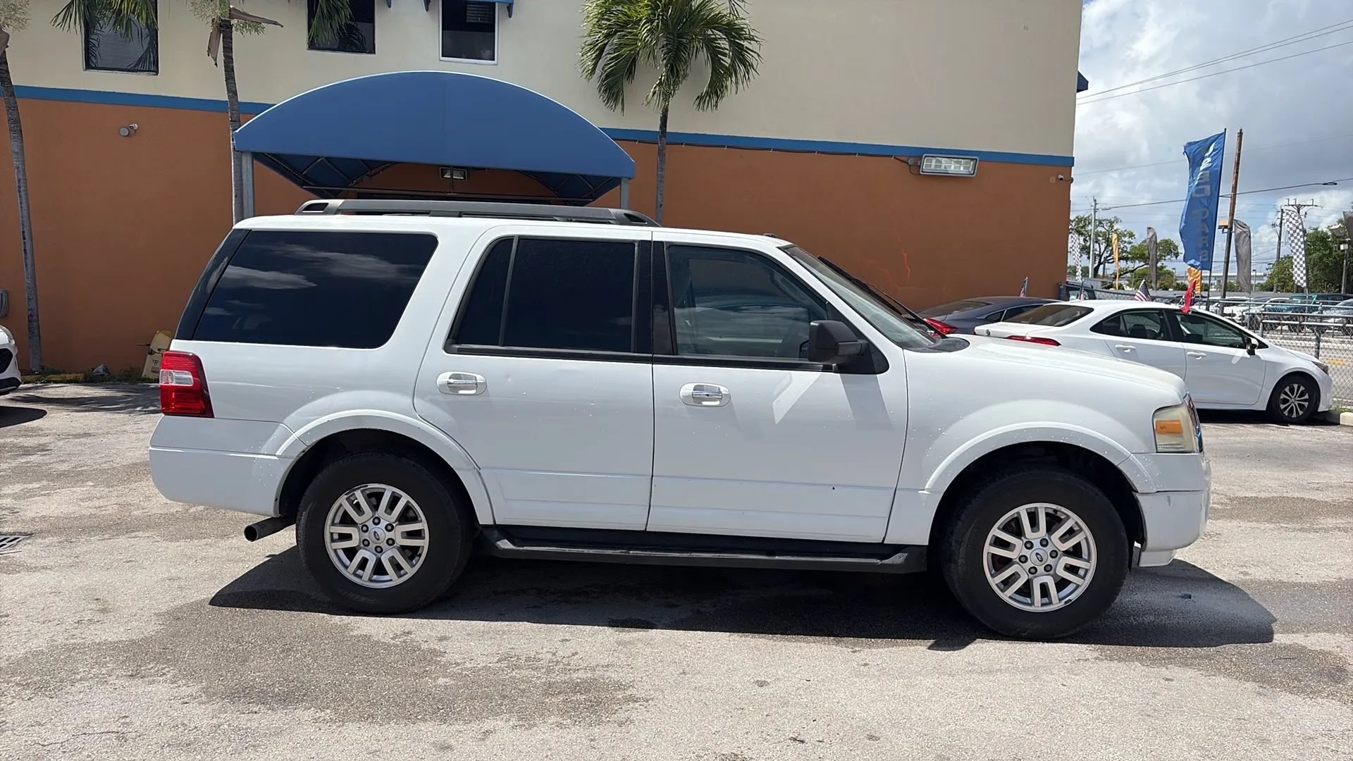 Used 2014 Ford Expedition XLT RWD image 4