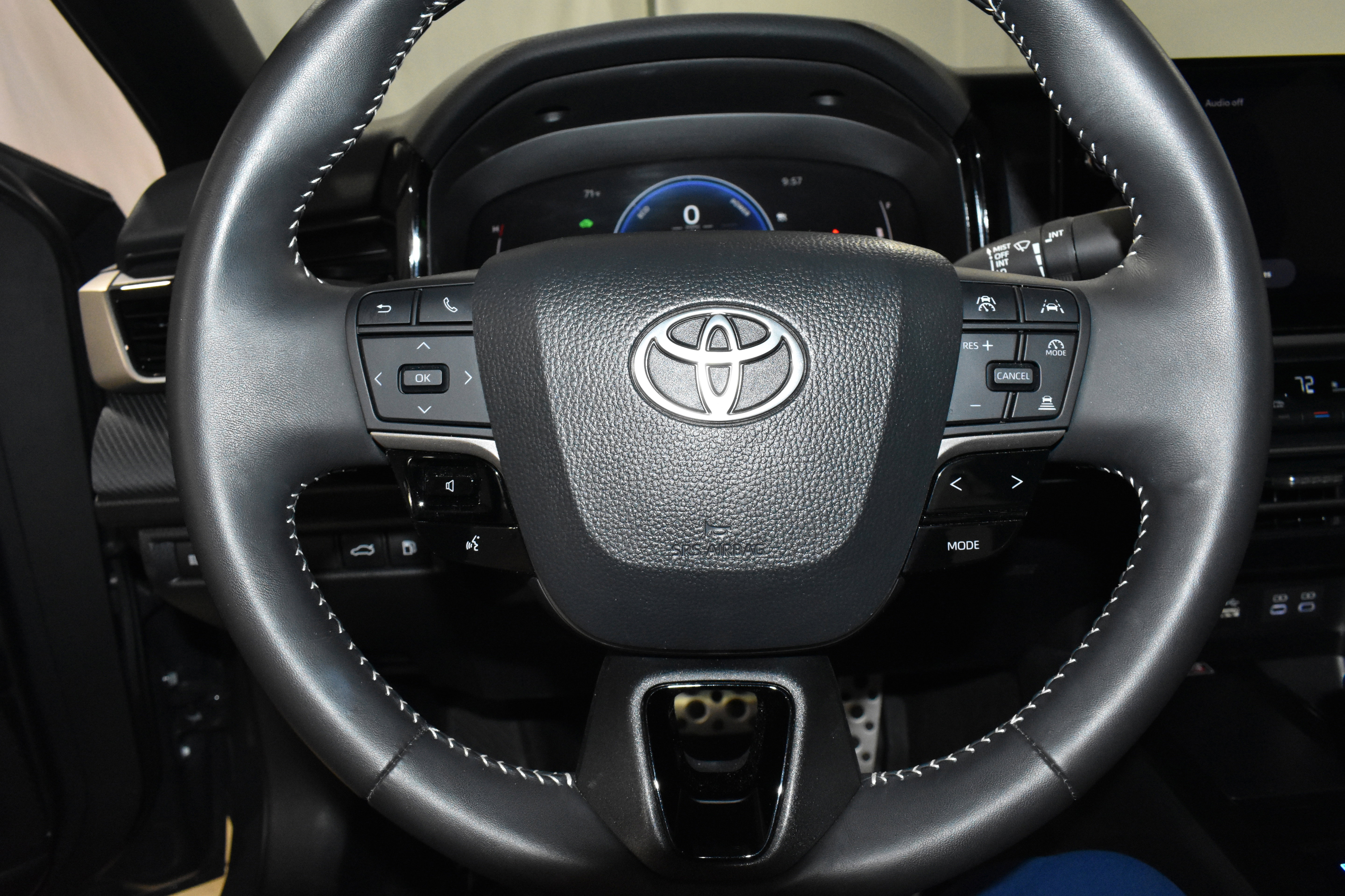 Used 2025 Toyota Camry SE image 12