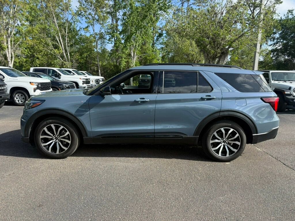 Used 2025 Ford Explorer ST-Line w/ Premium Package image 2