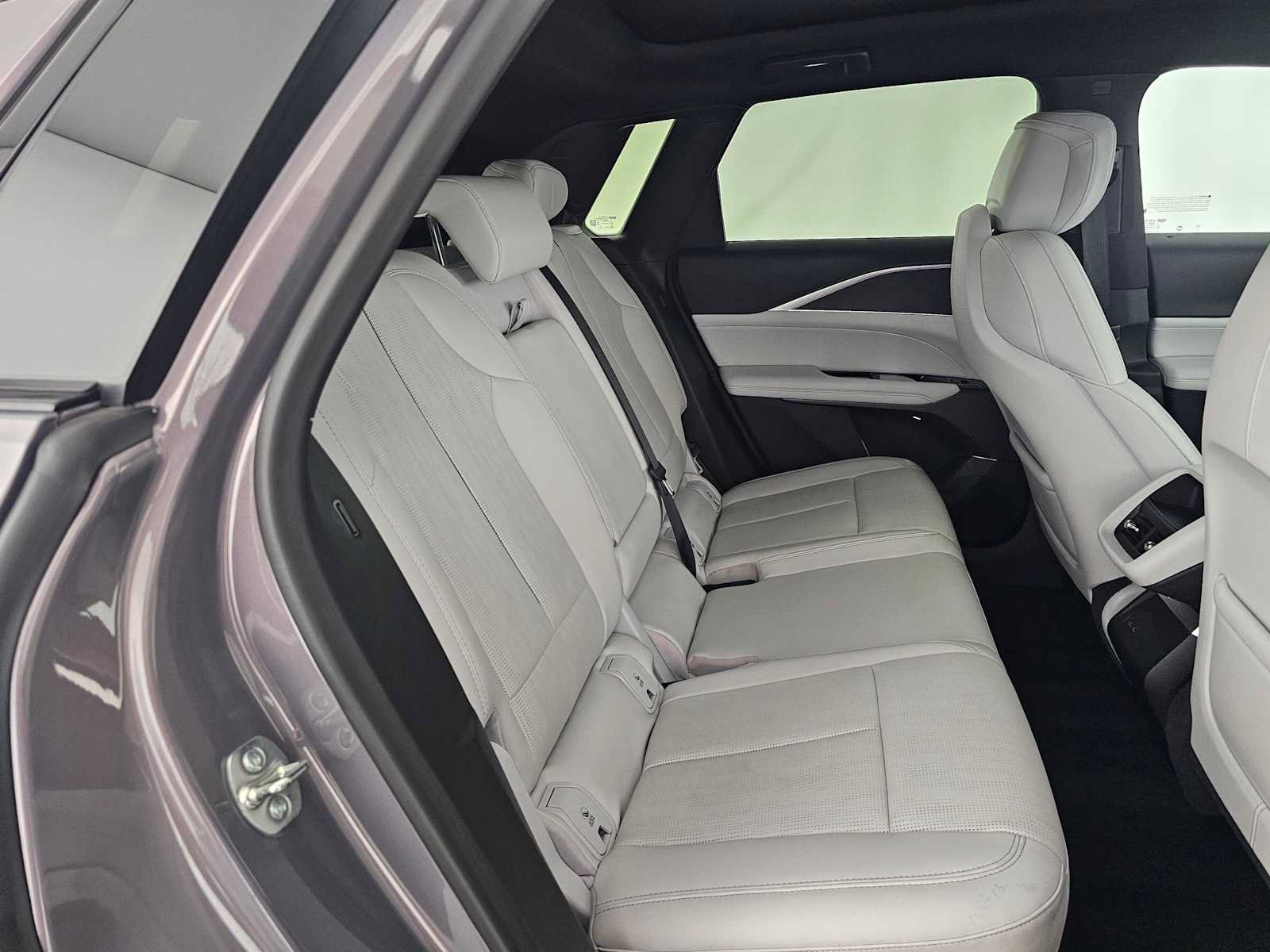 Used 2025 Cadillac Lyriq Luxury AWD/4WD image 12