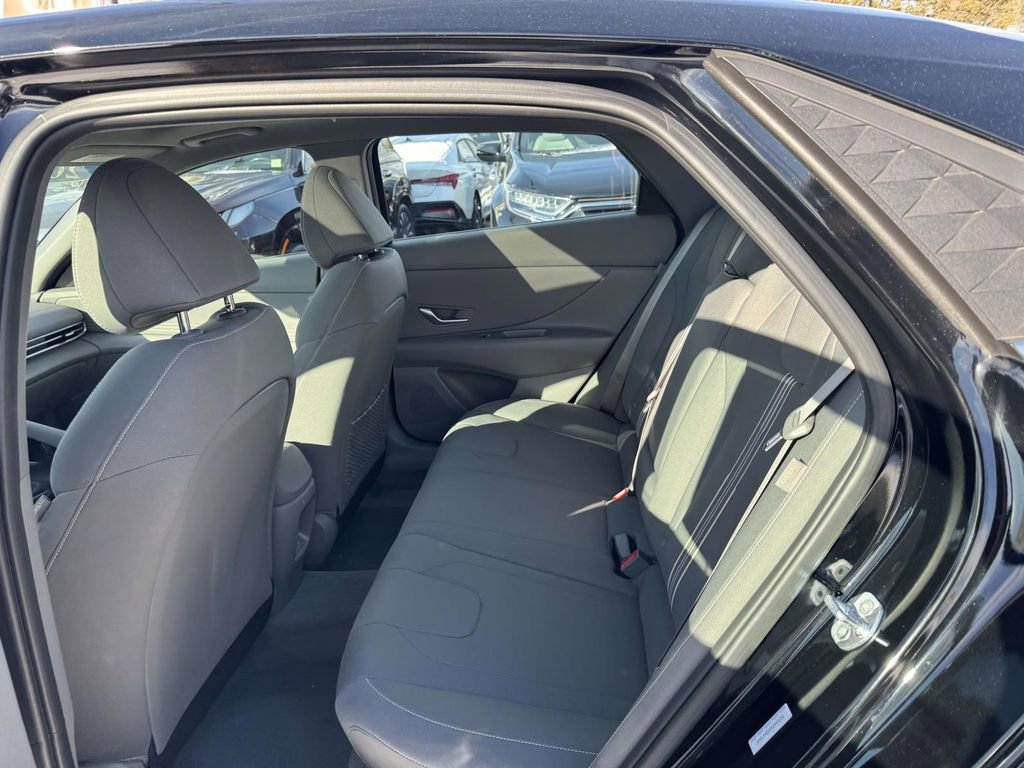 Certified 2025 Hyundai Elantra SEL image 11