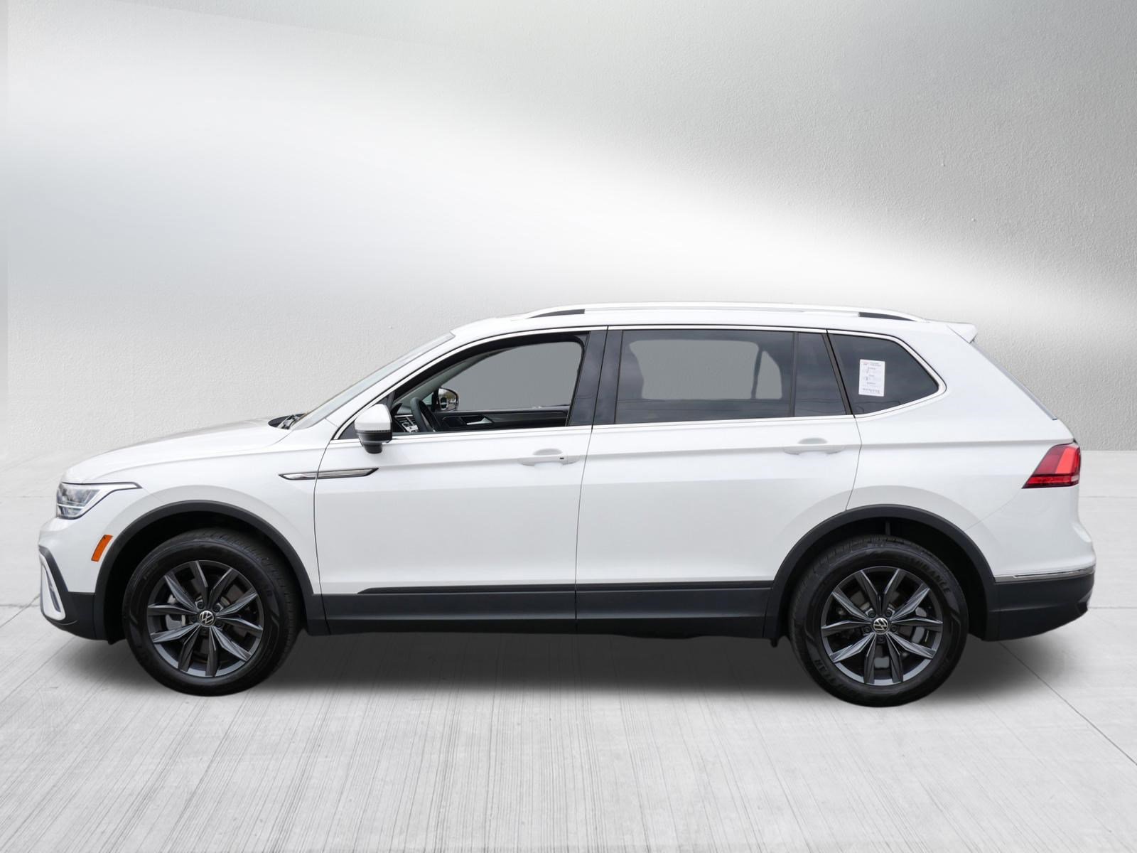 Certified 2023 Volkswagen Tiguan SE w/ Panoramic Sunroof Package AWD/4WD image 4