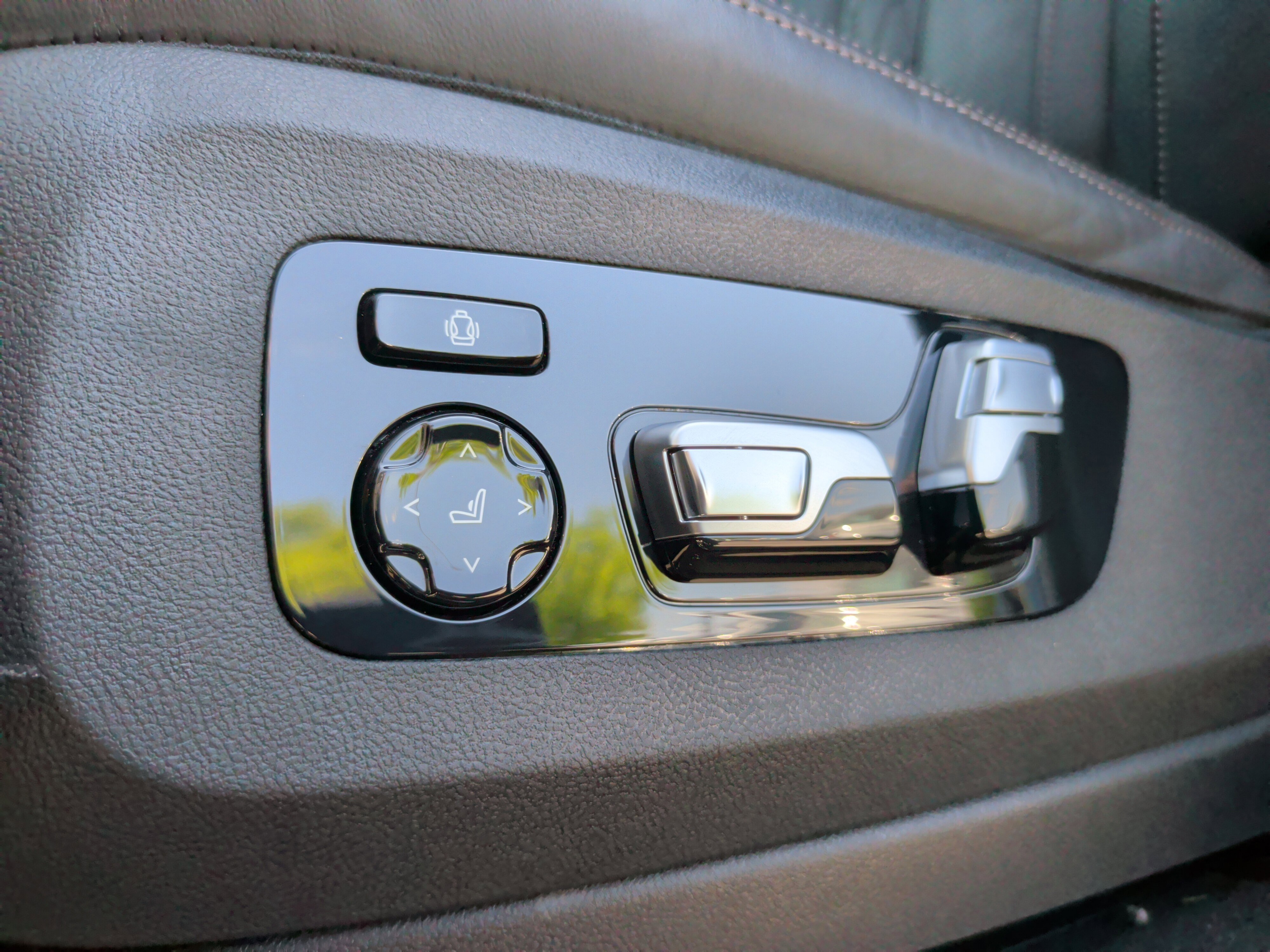 Certified 2024 BMW X5 M60i w/ Executive Package image 28