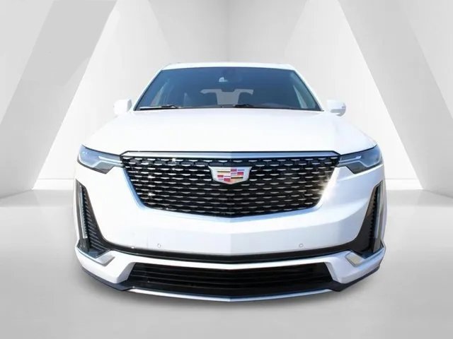 New 2025 Cadillac XT6 Luxury image 2