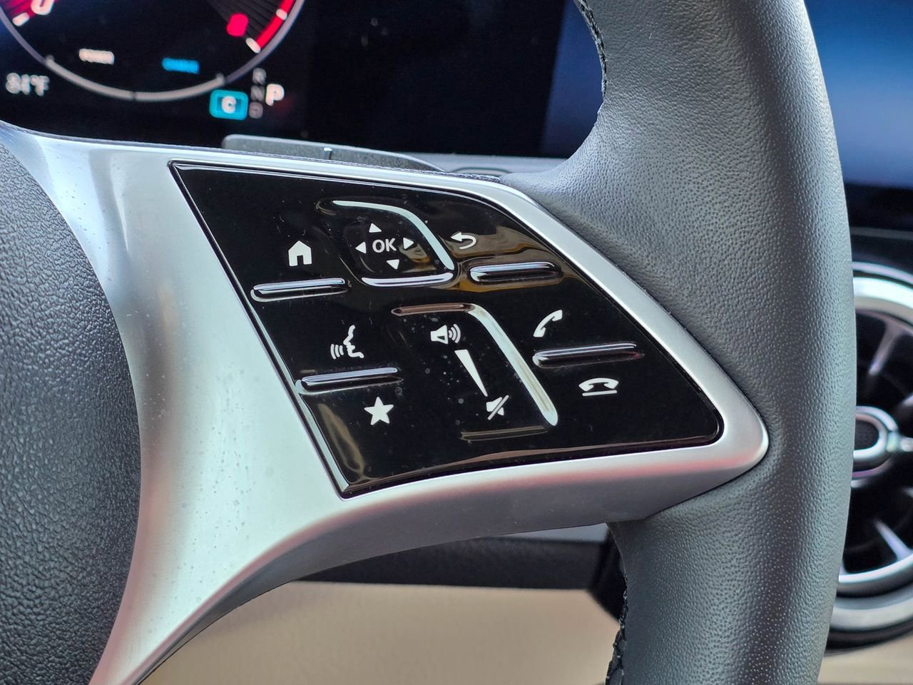 Used 2025 Mercedes-Benz GLB 250 4MATIC image 25