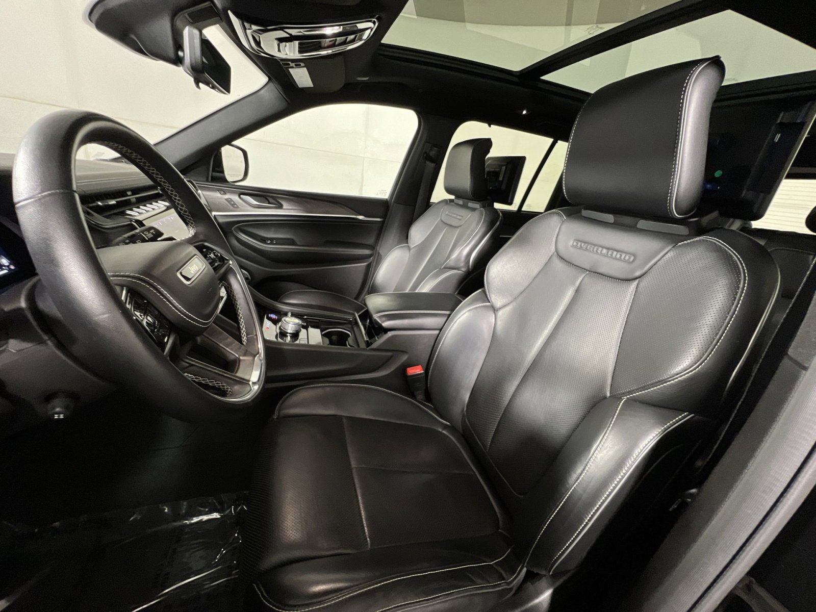 Used 2022 Jeep Grand Cherokee Overland w/ Luxury Tech Group IV image 13