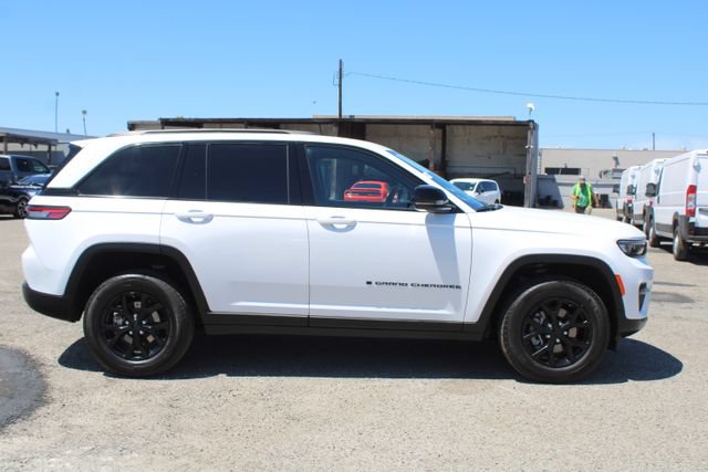 Used 2025 Jeep Grand Cherokee Altitude RWD image 3