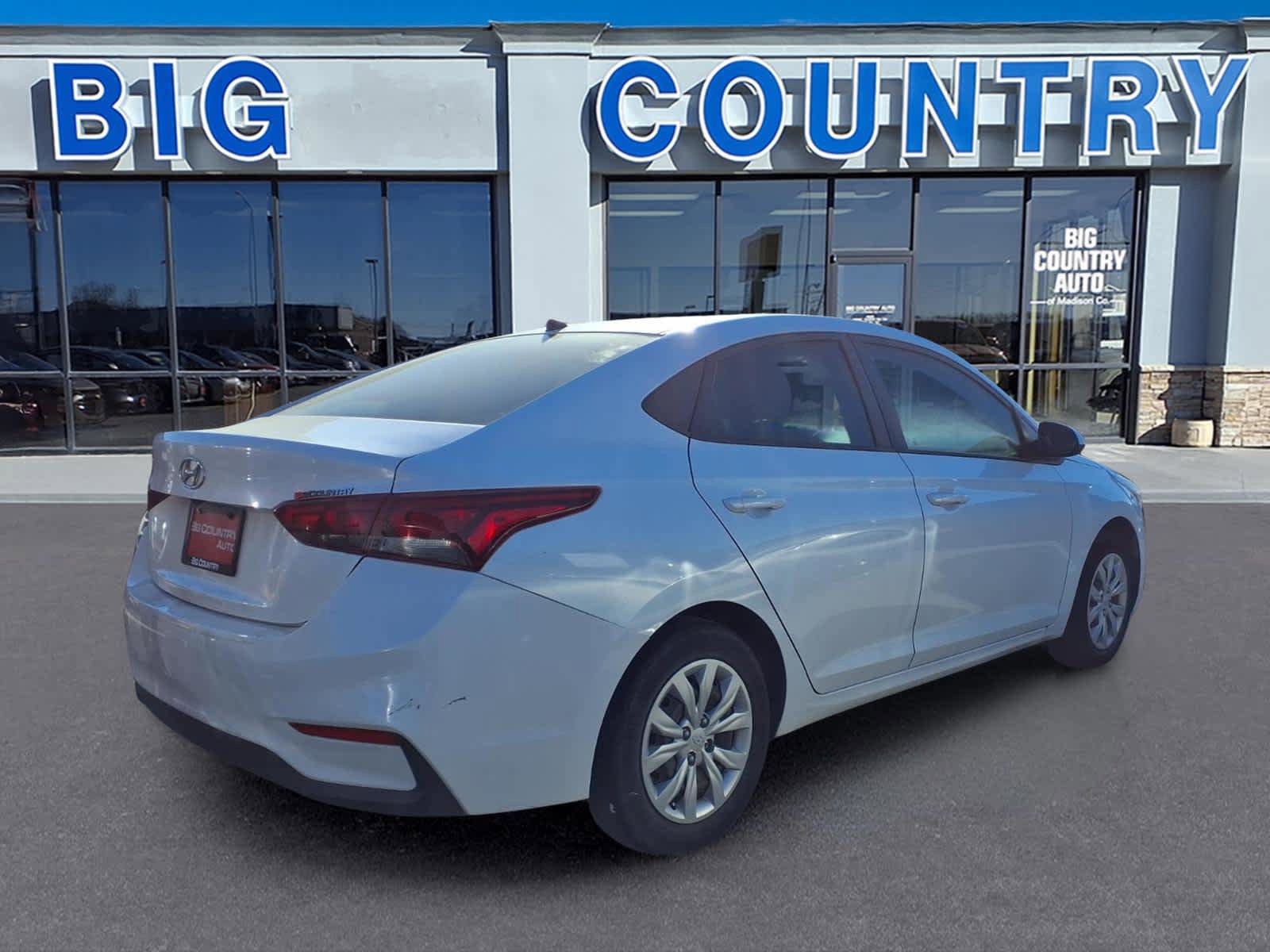 Used 2022 Hyundai Accent SE FWD image 3
