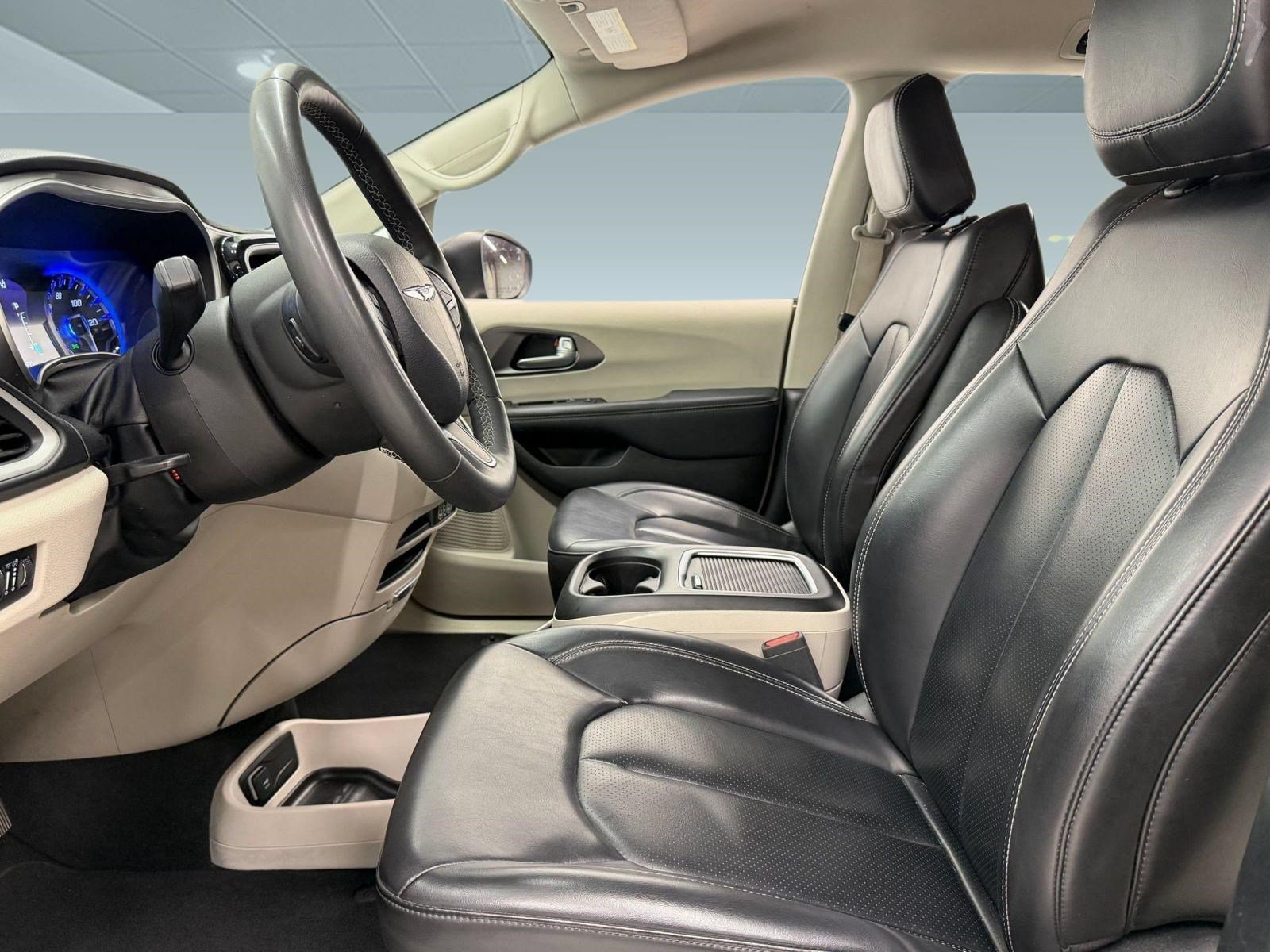 Used 2023 Chrysler Pacifica Touring-L FWD image 4