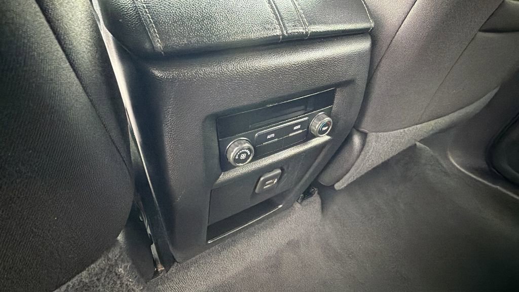Used 2023 Chevrolet Traverse LT FWD image 17