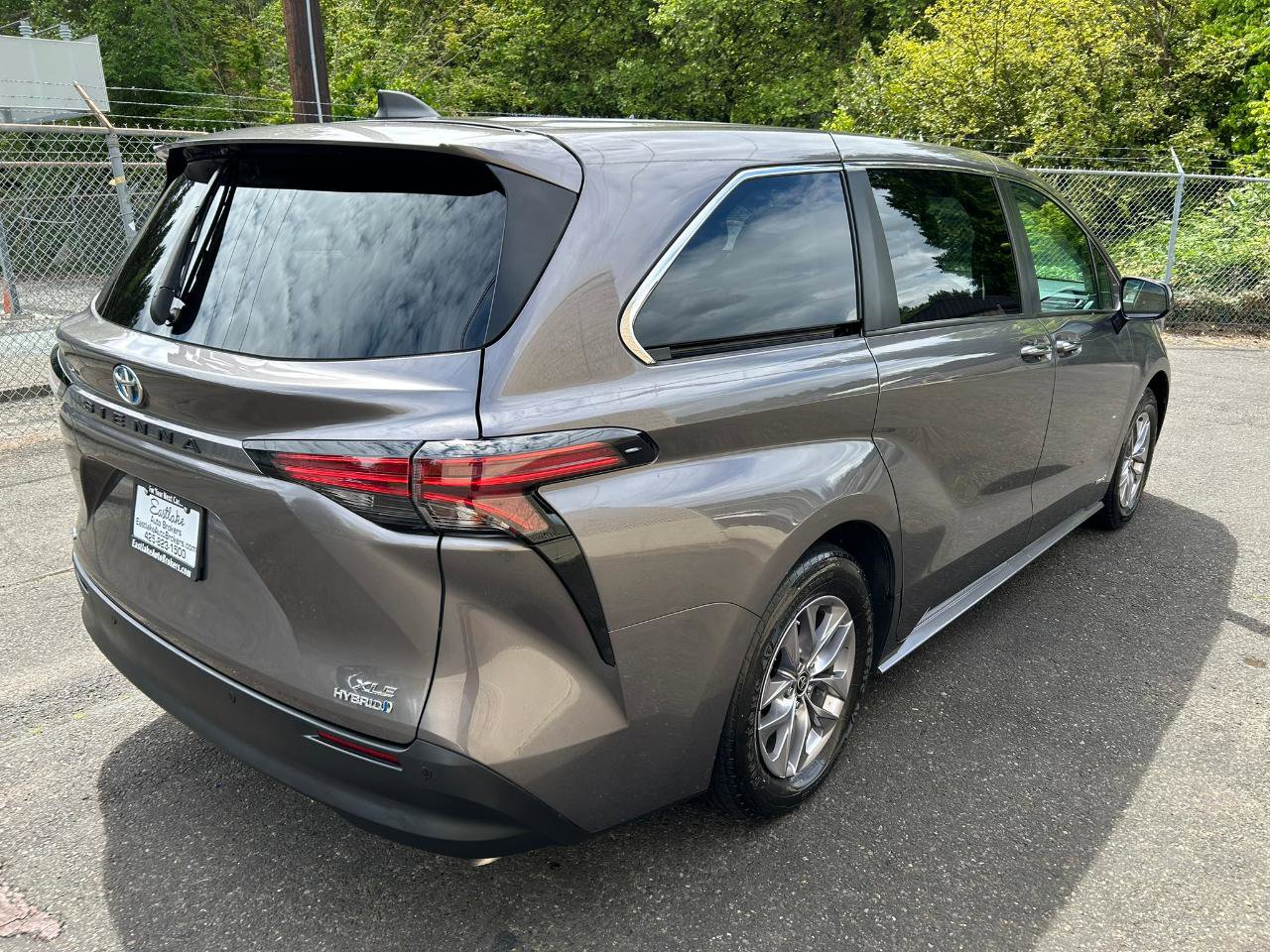 Used 2021 Toyota Sienna XLE image 5