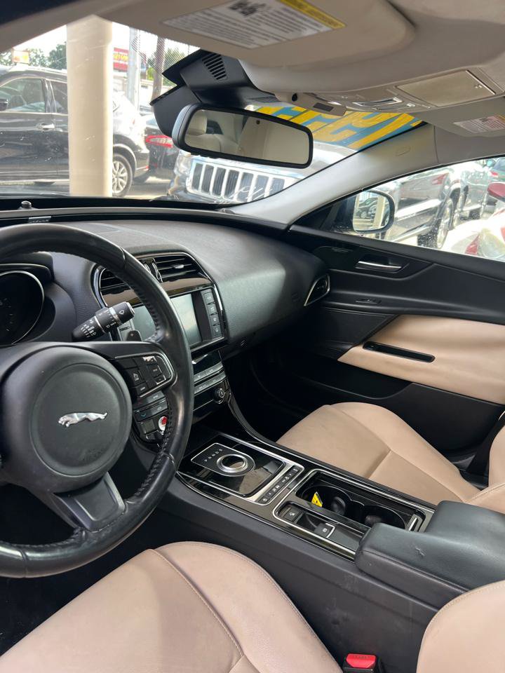 Used 2018 Jaguar XE Premium RWD image 10