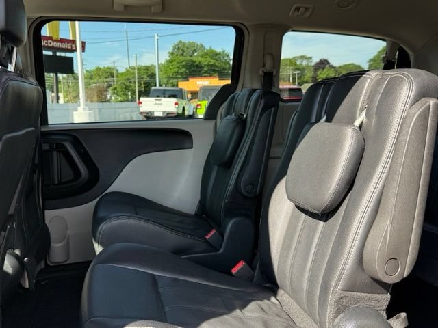 Certified 2016 Chrysler Town & Country Touring FWD image 26