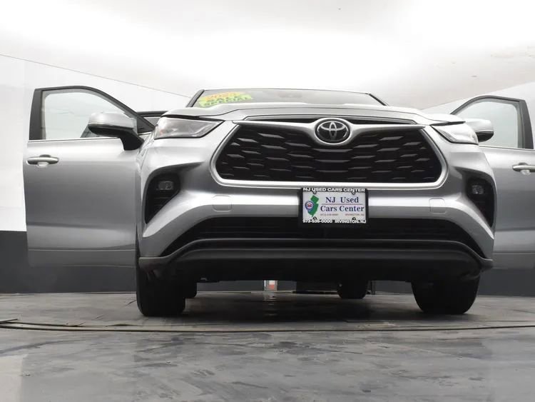 Used 2025 Toyota Highlander LE FWD image 11