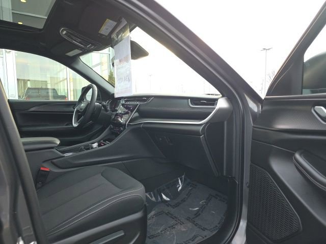 Used 2025 Jeep Grand Cherokee Laredo X image 16