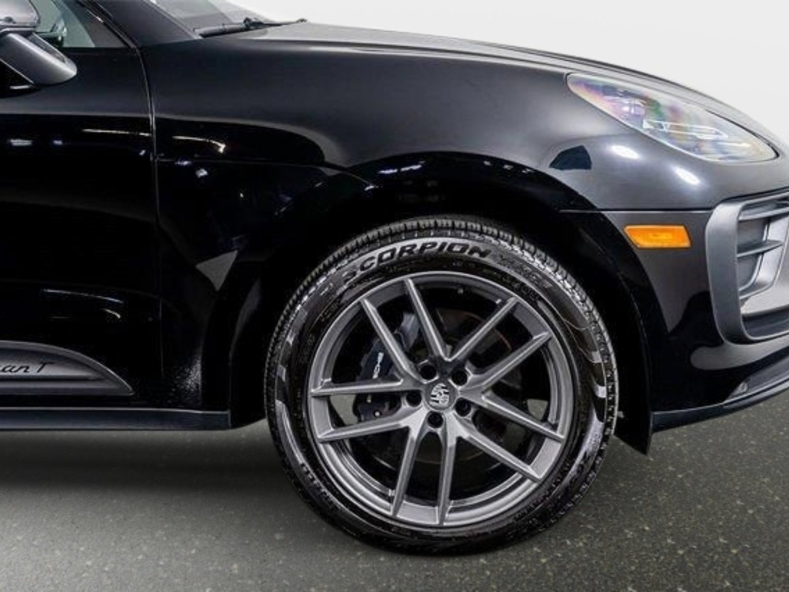 Used 2025 Porsche Macan Turbo AWD/4WD image 6