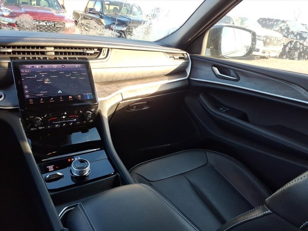 Certified 2025 Jeep Grand Cherokee L Limited w/ Black Appearance Package image 14