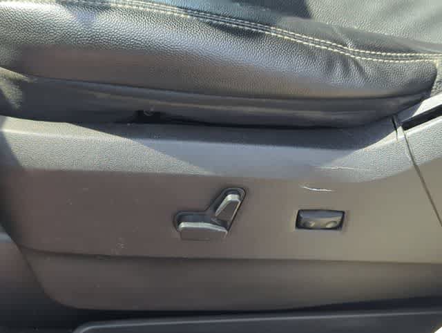Used 2014 Chrysler Town & Country Touring FWD image 17