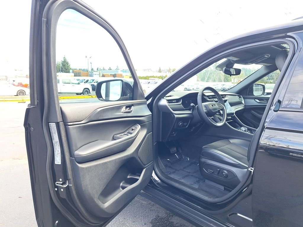 Used 2023 Jeep Grand Cherokee Altitude image 10