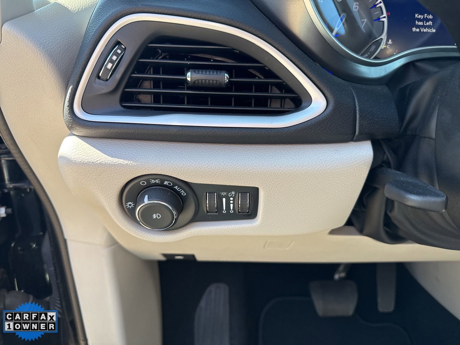 Used 2024 Chrysler Pacifica Touring-L FWD image 14