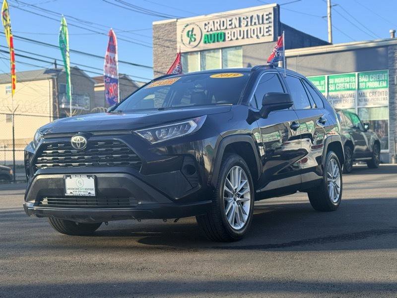 Used 2019 Toyota RAV4 LE image 1