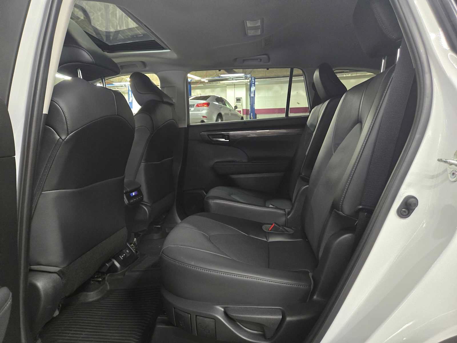Used 2022 Toyota Highlander Limited AWD/4WD image 17