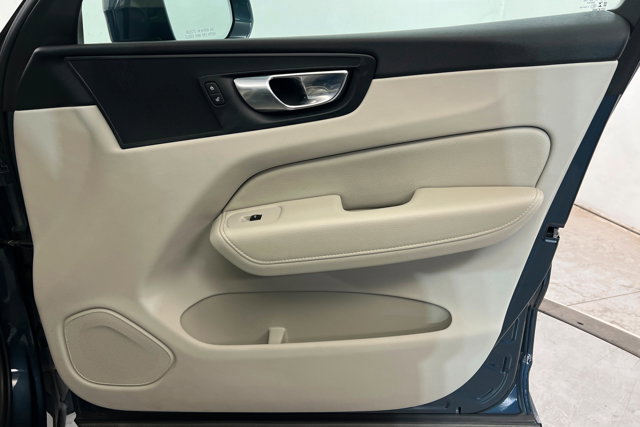 Used 2021 Volvo XC60 T6 Momentum image 23